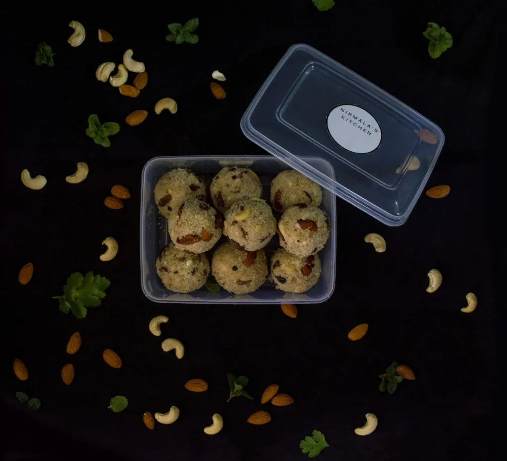 Goond Ko Laddu (1 kg)